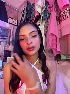 Snapshot of Skye_Moore chatting on 05-06-26, 02:15 Skye Moore online show from 05-06-26, 02:15