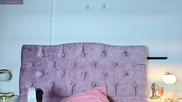 Skye Moore online show from 10-18-25, 07:27