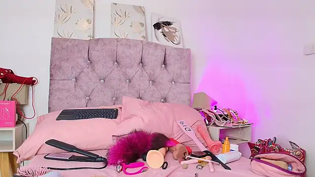 Skye Moore online show from 03-05-26, 06:48