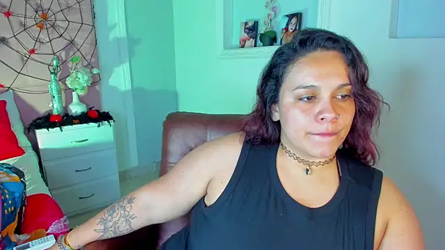 Snapshot of KourtneyEvans chatting on 10-17-25, 07:37 KourtneyEvans online show from 10-17-25, 07:37