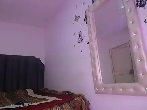 Snapshot of moree_Queen chatting on 10-20-25, 07:03 moree Queen online show from 10-20-25, 07:03