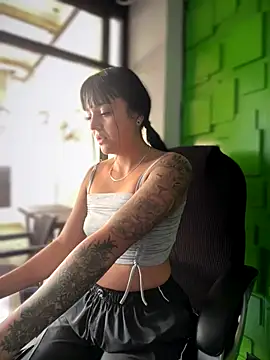 Dulce  Boyd online show from 10-23-25, 01:10