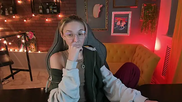 Snapshot of PhilippaAdamas chatting on 09-08-25, 08:19 PhilippaAdamas online show from 09-08-25, 08:19