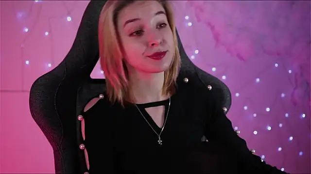 Snapshot of PhilippaAdamas chatting on 02-27-25, 02:35 PhilippaAdamas online show from 02-27-25, 02:35