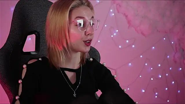 Snapshot of PhilippaAdamas chatting on 02-27-25, 08:46 PhilippaAdamas online show from 02-27-25, 08:46