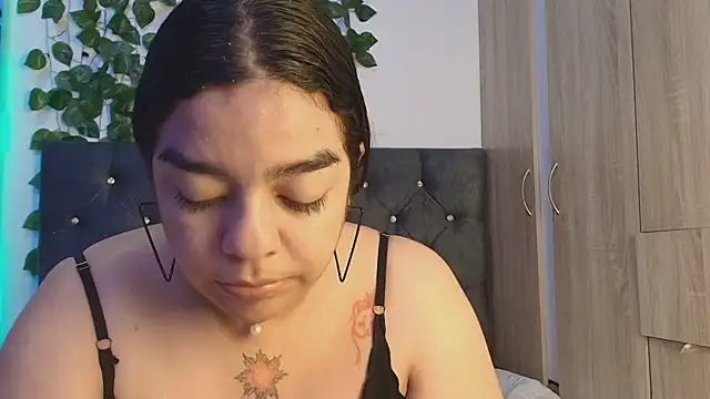 Snapshot of lauravince chatting on 06-05-26, 12:04 lauravince online show from 06-05-26, 12:04