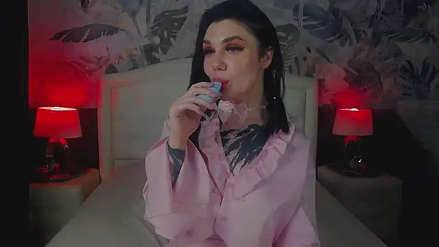 Snapshot of MaeveMoon chatting on 05-20-26, 02:19 MaeveMoon online show from 05-20-26, 02:19