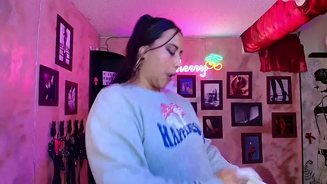 Snapshot of cherryy_bombshelll chatting on 09-15-25, 04:51 cherryy bombshelll online show from 09-15-25, 04:51