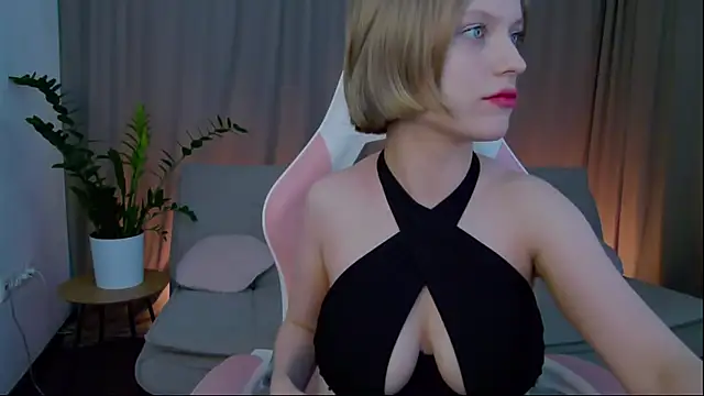 Snapshot of Corrafox chatting on 02-08-25, 08:20 Corrafox online show from 02-08-25, 08:20