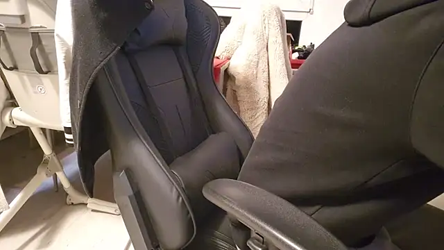 ademandjulia online show from 10-10-25, 06:42