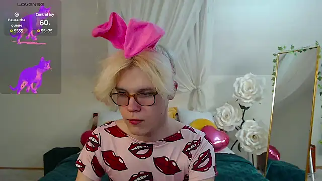 LouiseCoke online show from 03-11-25, 05:13