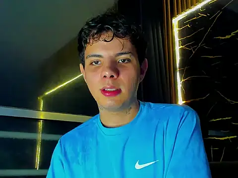 Snapshot of Alessandro_1610 chatting on 06-18-26, 04:55 Alessandro 1610 online show from 06-18-26, 04:55