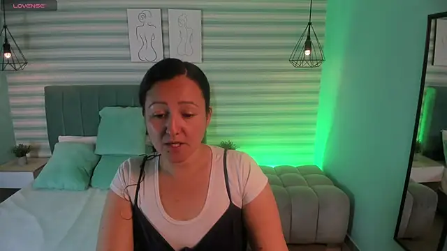 abby apple online show from 10-10-25, 01:45