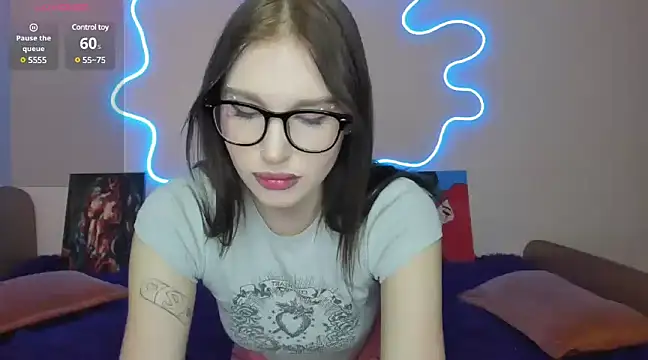 Snapshot of EvelinaLuu chatting on 03-08-25, 03:06 EvelinaLuu online show from 03-08-25, 03:06