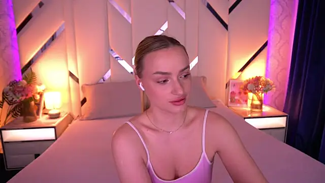 LindsieGreyy online show from 05-07-26, 01:03