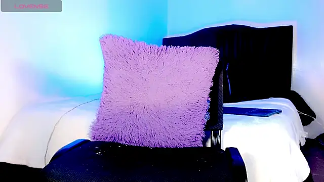 emelly horny  online show from 11-26-25, 07:14