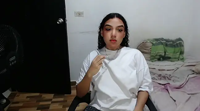 Snapshot of Majo_BigTits chatting on 03-12-25, 02:20 Majo BigTits online show from 03-12-25, 02:20