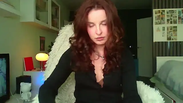 Snapshot of MollyBer chatting on 06-15-26, 03:23 MollyBer online show from 06-15-26, 03:23