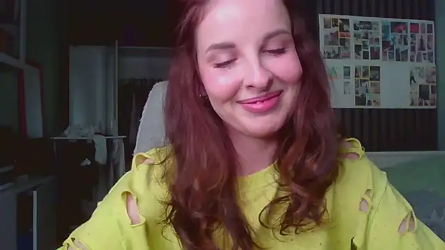 Snapshot of MollyBer chatting on 05-28-26, 06:47 MollyBer online show from 05-28-26, 06:47