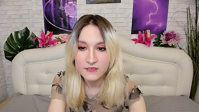 Snapshot of RobinkHelless chatting on 03-05-25, 07:38 RobinkHelless online show from 03-05-25, 07:38