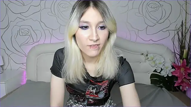 Snapshot of RobinkHelless chatting on 02-19-25, 02:33 RobinkHelless online show from 02-19-25, 02:33