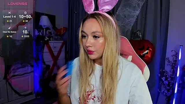 Snapshot of _Loneve__ chatting on 10-30-25, 01:53  Loneve   online show from 10-30-25, 01:53