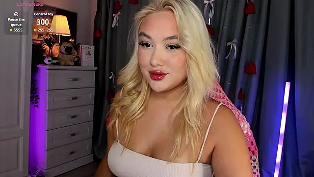 Snapshot of _Loneve__ chatting on 05-17-26, 02:50 Loneve online show from 05-17-26, 02:50