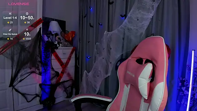 Snapshot of _Loneve__ chatting on 10-15-25, 02:47  Loneve   online show from 10-15-25, 02:47