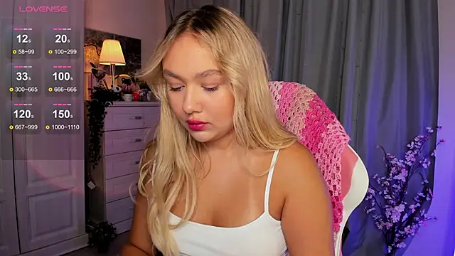 Snapshot of _Loneve__ chatting on 10-12-25, 01:56  Loneve   online show from 10-12-25, 01:56