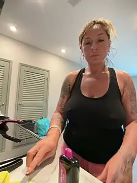 bossyroxy84 online show from 04-12-26, 06:11