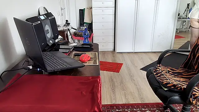 Chanel Noire online show from 03-17-26, 01:47