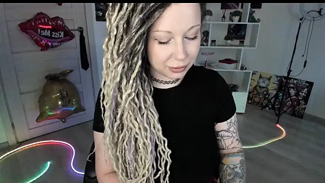 Snapshot of HoneySallyMoore chatting on 05-17-26, 03:17 HoneySallyMoore online show from 05-17-26, 03:17