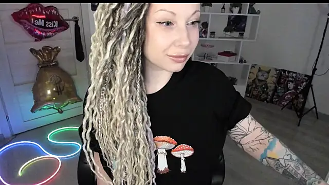 Snapshot of HoneySallyMoore chatting on 05-14-26, 07:44 HoneySallyMoore online show from 05-14-26, 07:44
