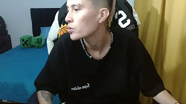 Snapshot of duo_peludoo chatting on 05-18-26, 03:17 duo peludoo online show from 05-18-26, 03:17