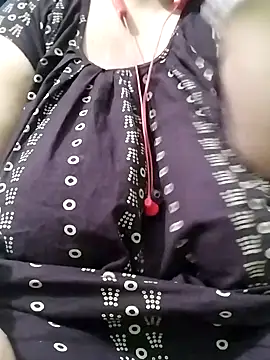 Snapshot of Lizza_boudi chatting on 02-19-25, 01:29 Lizza boudi online show from 02-19-25, 01:29