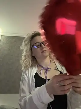 Leya Flores online show from 02-14-25, 02:02