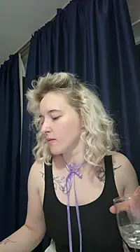 Leya Flores online show from 02-14-25, 05:03