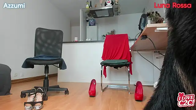 Snapshot of LunaRossaCam chatting on 05-19-26, 07:32 LunaRossaCam online show from 05-19-26, 07:32