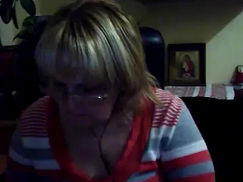 Snapshot of Violet5364 chatting on 11-01-25, 03:39 Violet5364 online show from 11-01-25, 03:39