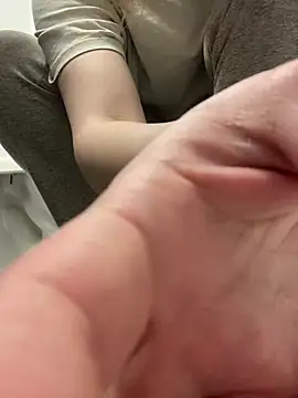 Snapshot of CecilGreen chatting on 02-14-25, 04:31 CecilGreen online show from 02-14-25, 04:31