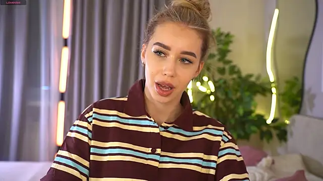 Snapshot of _Spring_Day_ chatting on 02-25-26, 08:14 Spring Day online show from 02-25-26, 08:14