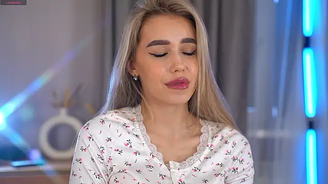 Snapshot of _Spring_Day_ chatting on 02-19-26, 08:11 Spring Day online show from 02-19-26, 08:11