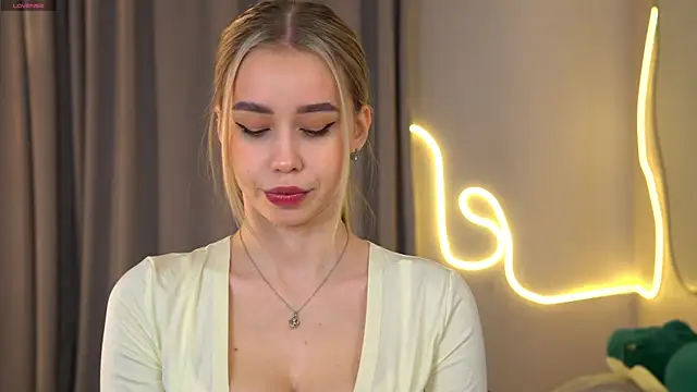 Snapshot of _Spring_Day_ chatting on 10-27-25, 08:26 Spring Day online show from 10-27-25, 08:26