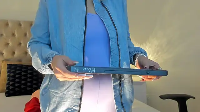 CandieGilson   online show from 12-18-25, 01:04