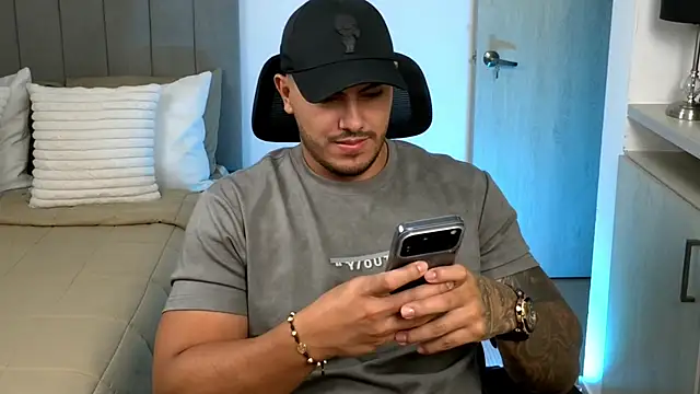Snapshot of owen-pierces chatting on 06-06-26, 03:45 owen-pierces online show from 06-06-26, 03:45