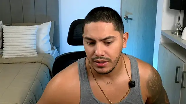 Snapshot of owen-pierces chatting on 06-08-26, 01:50 owen-pierces online show from 06-08-26, 01:50