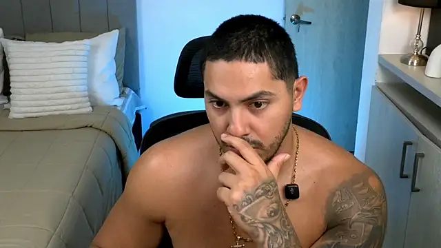 Snapshot of owen-pierces chatting on 06-11-26, 12:32 owen-pierces online show from 06-11-26, 12:32