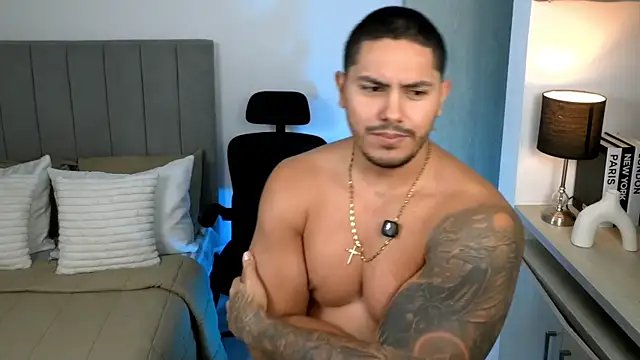 Snapshot of owen-pierces chatting on 06-11-26, 02:53 owen-pierces online show from 06-11-26, 02:53