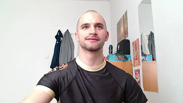 Snapshot of OskarBreno chatting on 05-13-26, 04:25 OskarBreno online show from 05-13-26, 04:25