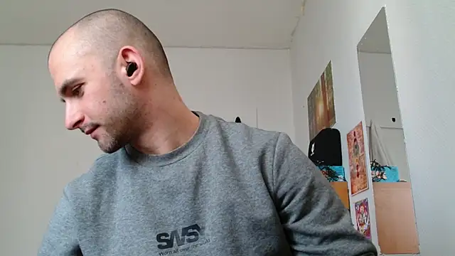 Snapshot of OskarBreno chatting on 05-14-26, 10:56 OskarBreno online show from 05-14-26, 10:56